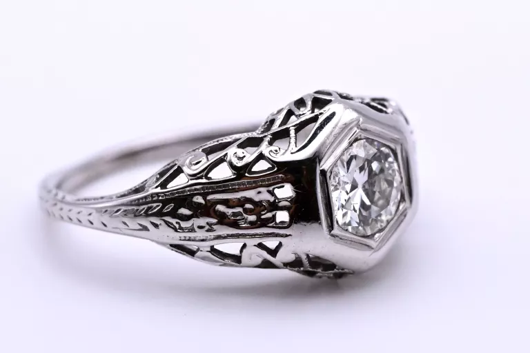 misterny-pierscionek-z-widowiskowym-brylantem-045ct-zloto-750-r-10-liczba-kamieni-1