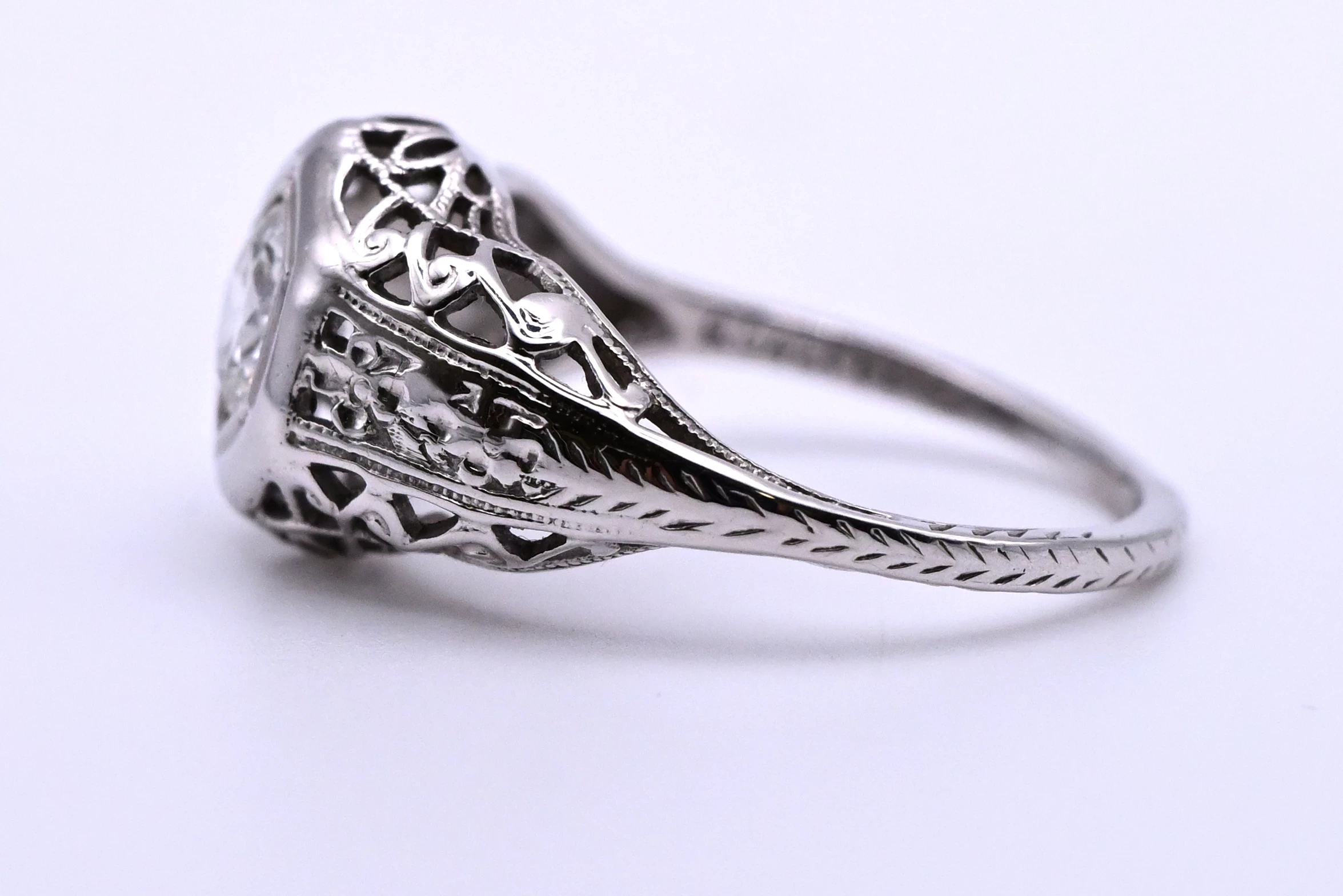 misterny-pierscionek-z-widowiskowym-brylantem-045ct-zloto-750-r-10-motyw-129129-246990