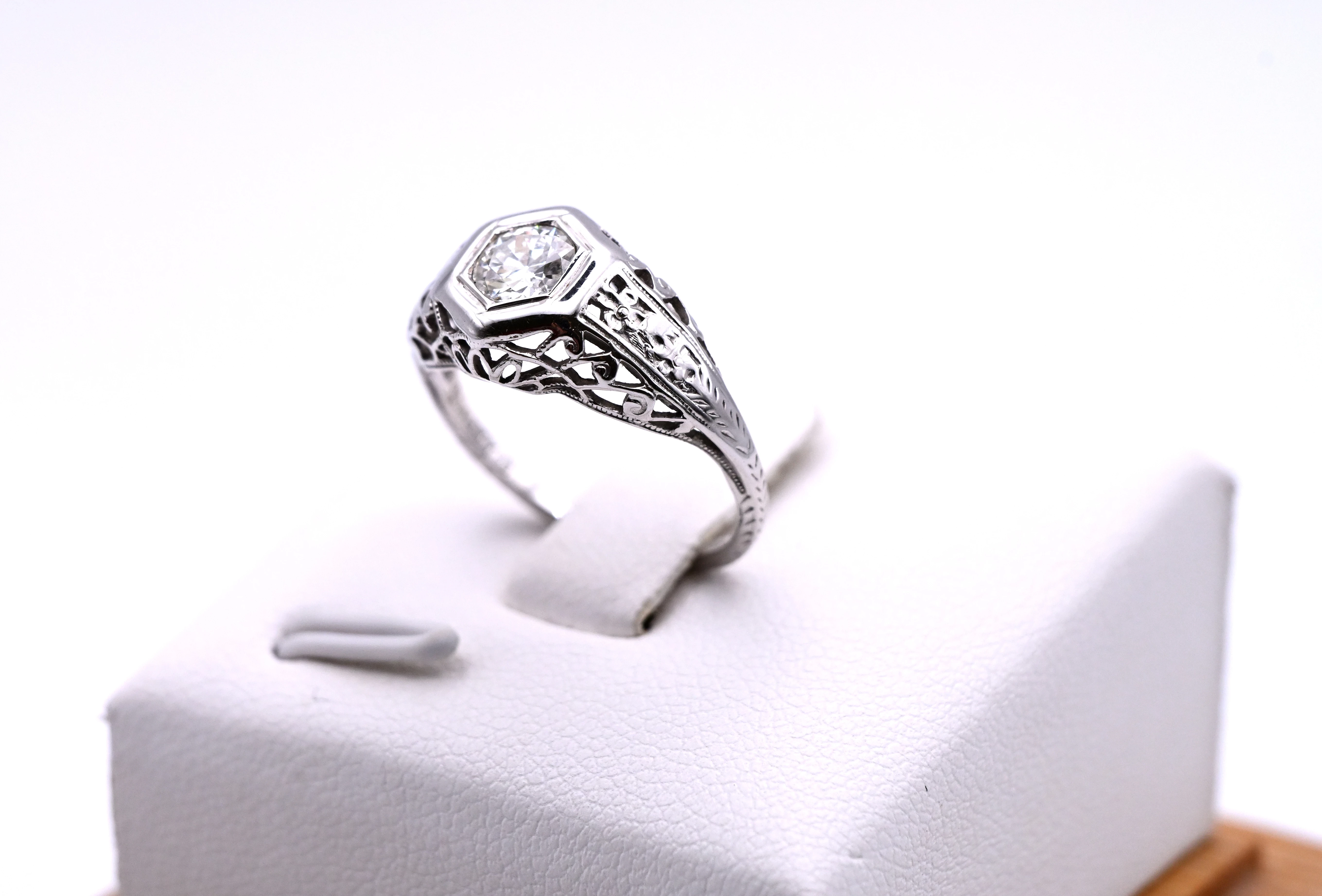 misterny-pierscionek-z-widowiskowym-brylantem-045ct-zloto-750-r-10-rodzaj-2205-2