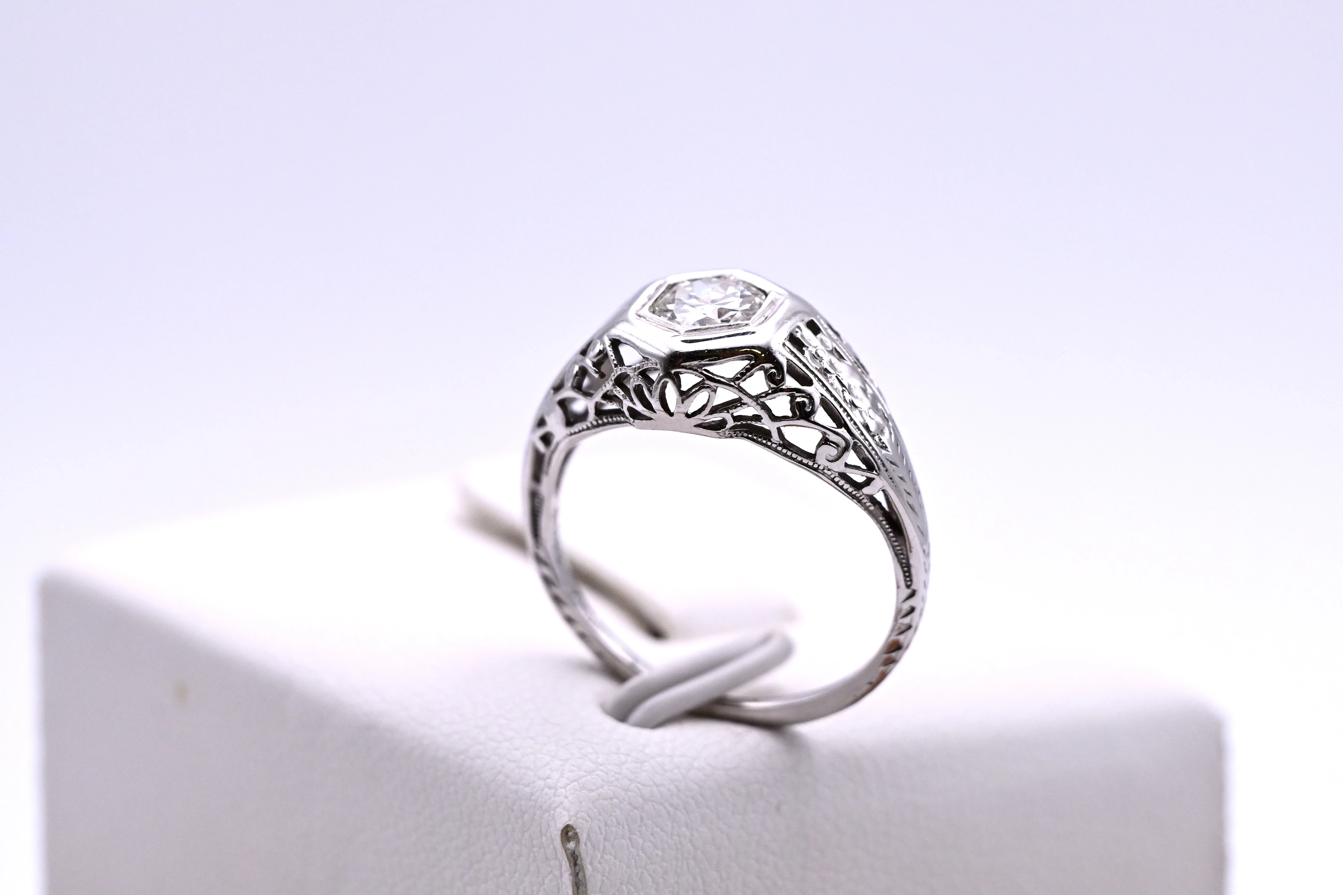 misterny-pierscionek-z-widowiskowym-brylantem-045ct-zloto-750-r-10-kolor-249512-1647414