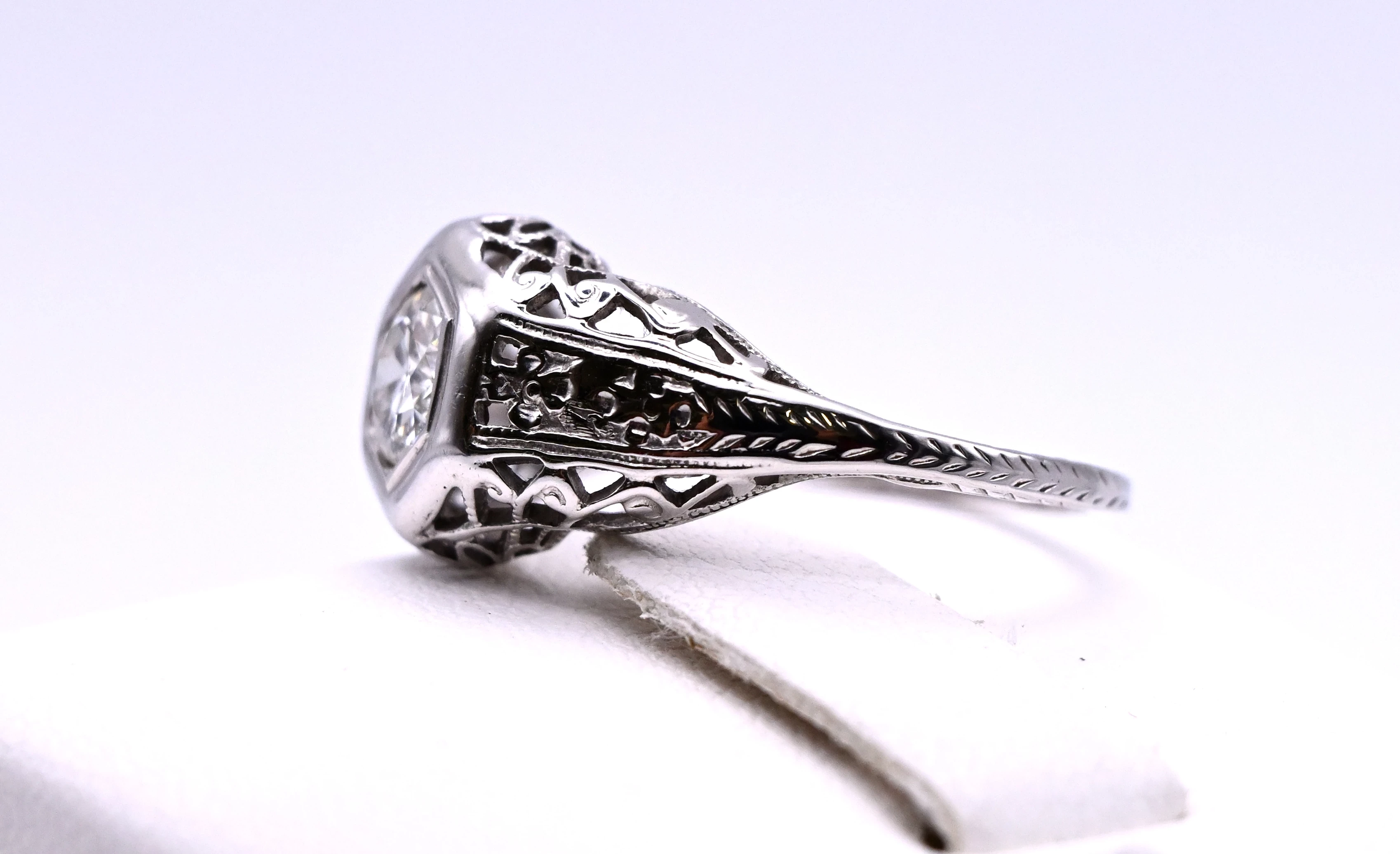 misterny-pierscionek-z-widowiskowym-brylantem-045ct-zloto-750-r-10-waga-232