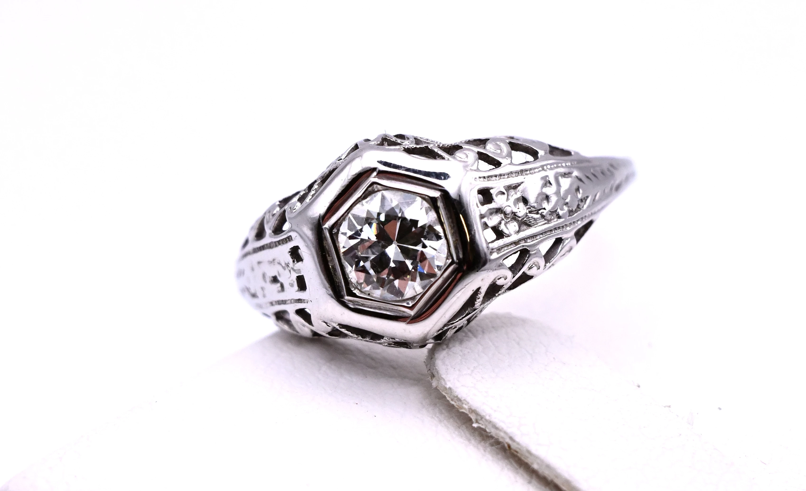 misterny-pierscionek-z-widowiskowym-brylantem-045ct-zloto-750-r-10-rozmiarsrednica-wew-mm-372-10