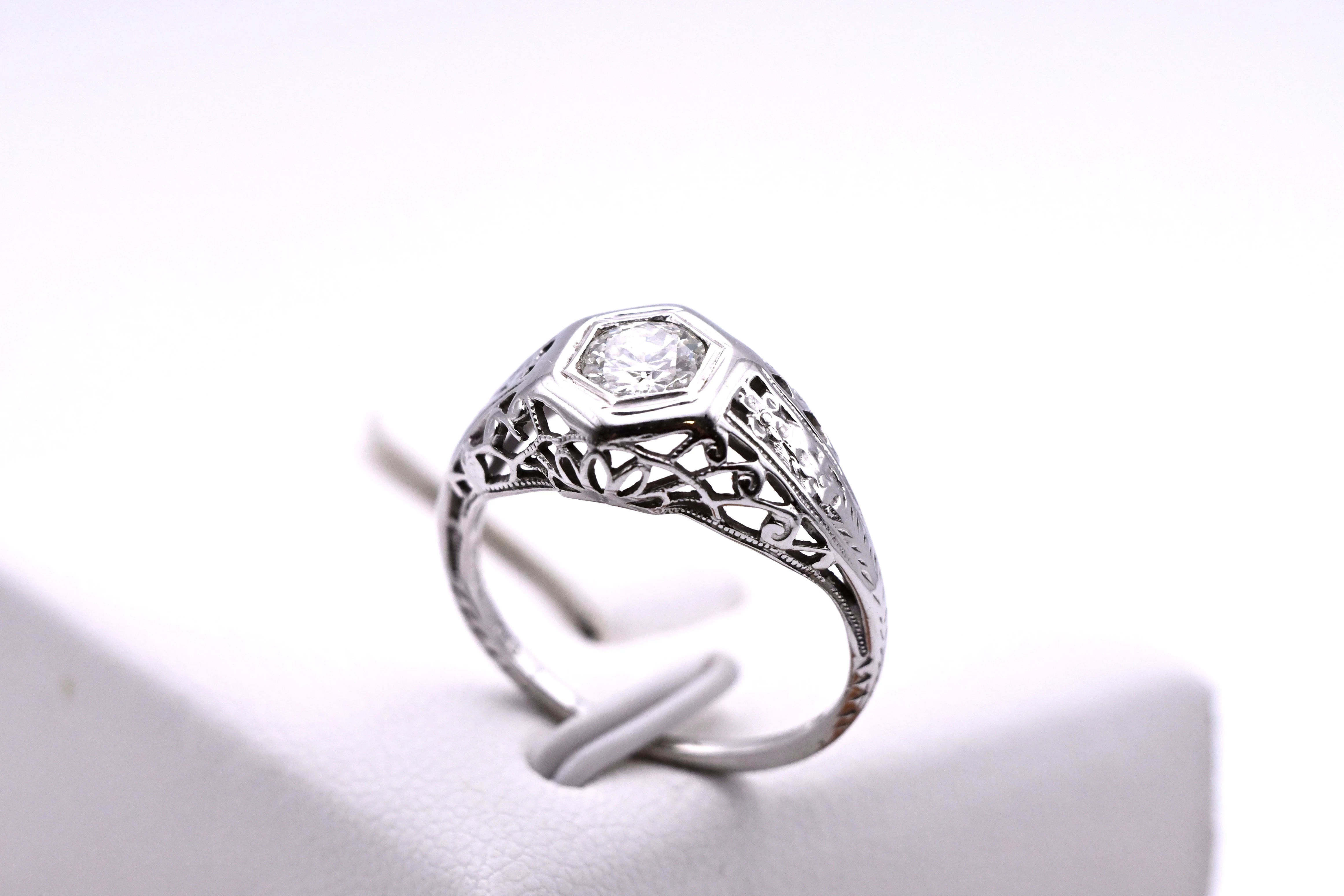 misterny-pierscionek-z-widowiskowym-brylantem-045ct-zloto-750-r-10-marka-248811-958954