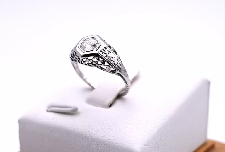 MISTERNY PIERŚCIONEK Z WIDOWISKOWYM BRYLANTEM 0,45CT ZŁOTO 750 R: 10