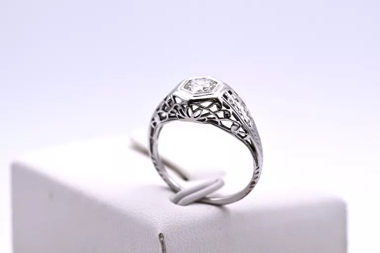 MISTERNY PIERŚCIONEK Z WIDOWISKOWYM BRYLANTEM 0,45CT ZŁOTO 750 R: 10