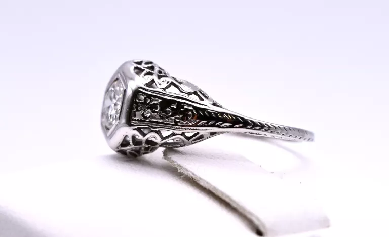 MISTERNY PIERŚCIONEK Z WIDOWISKOWYM BRYLANTEM 0,45CT ZŁOTO 750 R: 10