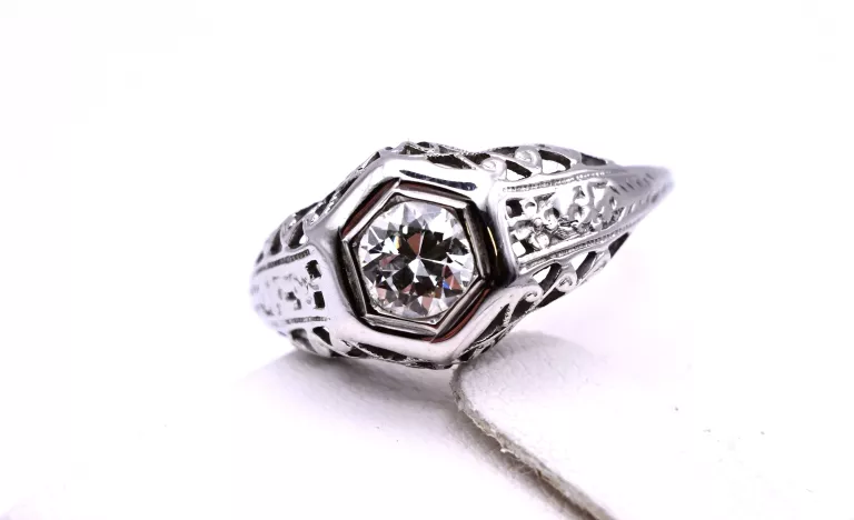 MISTERNY PIERŚCIONEK Z WIDOWISKOWYM BRYLANTEM 0,45CT ZŁOTO 750 R: 10