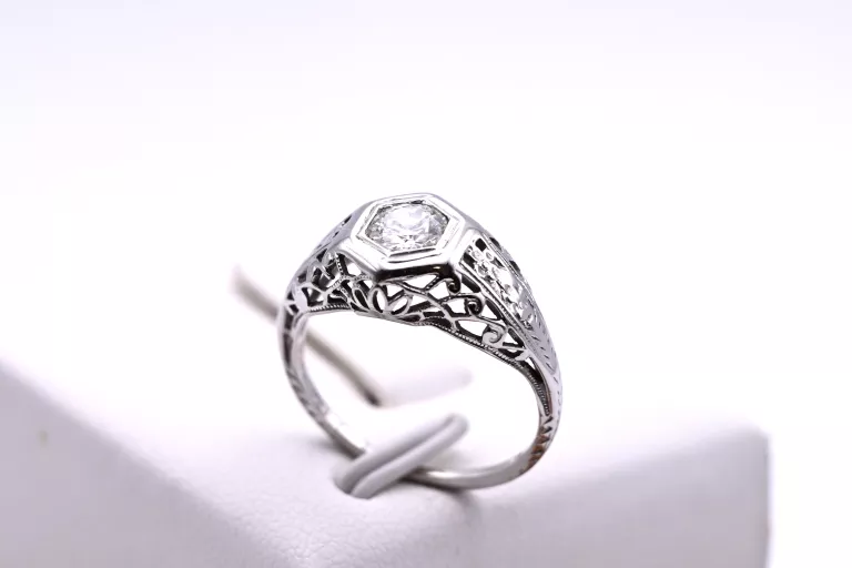 misterny-pierscionek-z-widowiskowym-brylantem-045ct-zloto-750-r-10-marka-248811-958954