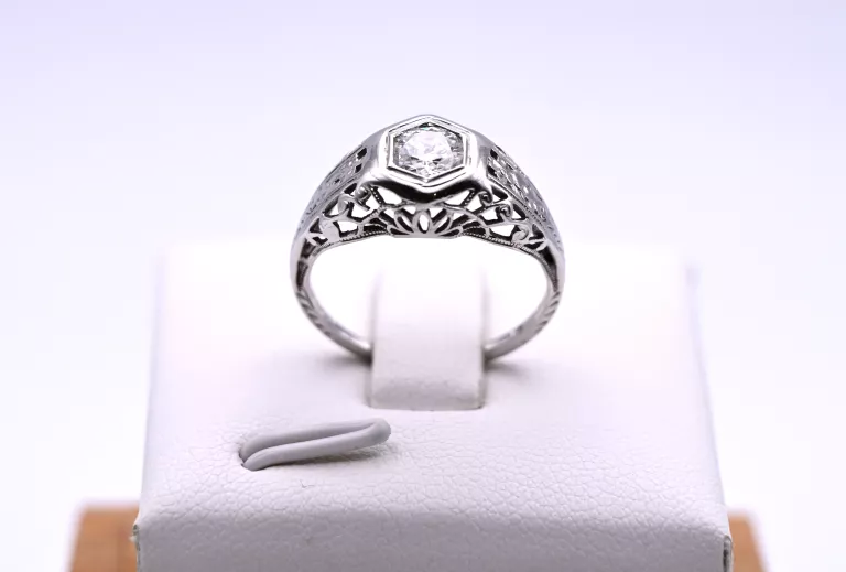 misterny-pierscionek-z-widowiskowym-brylantem-045ct-zloto-750-r-10-material-15835-1