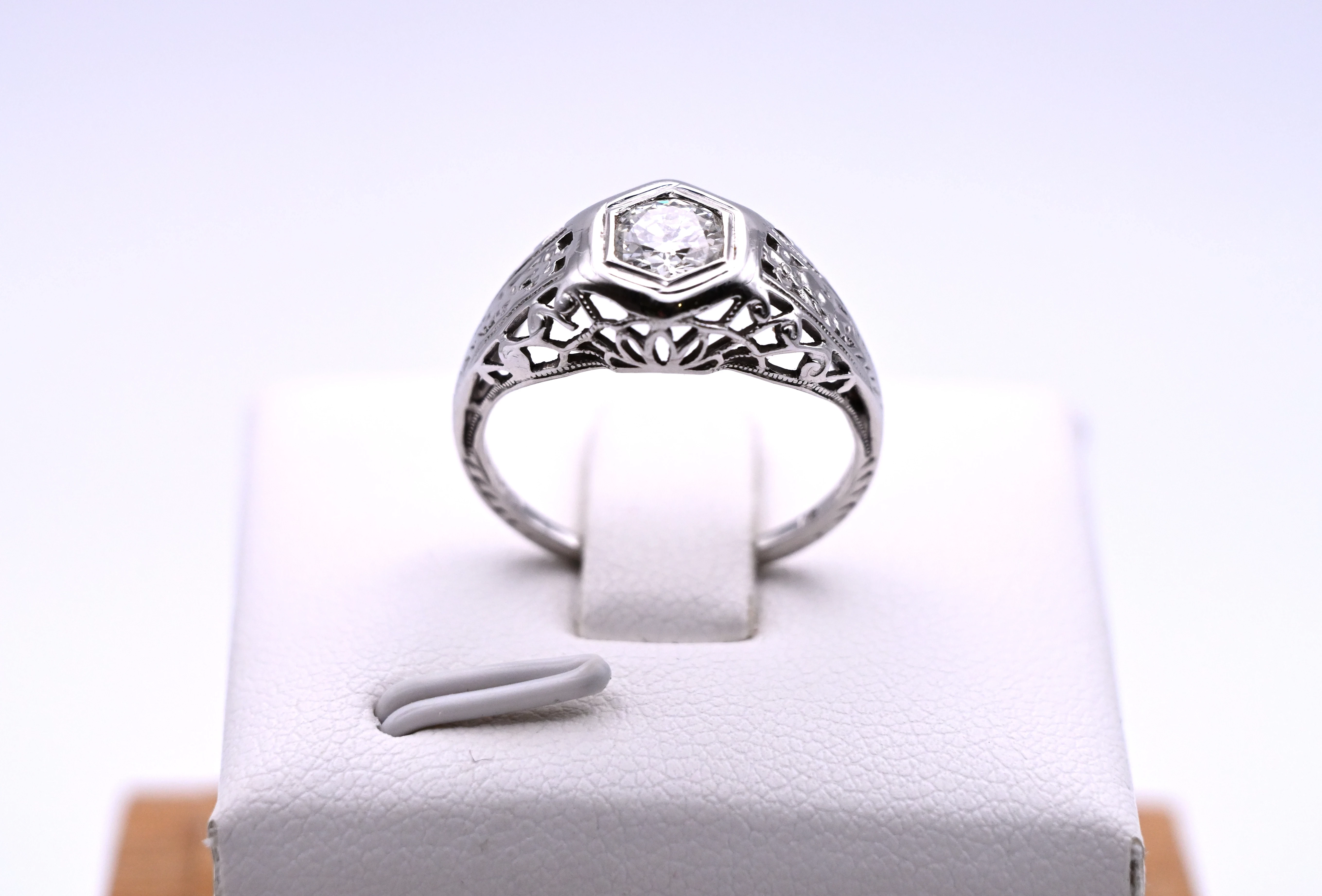 misterny-pierscionek-z-widowiskowym-brylantem-045ct-zloto-750-r-10-material-15835-1