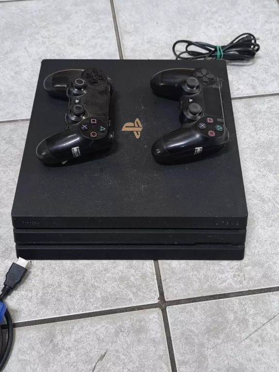 KONSOLA PS4 PRO 1 TB -2 PADY + GRA