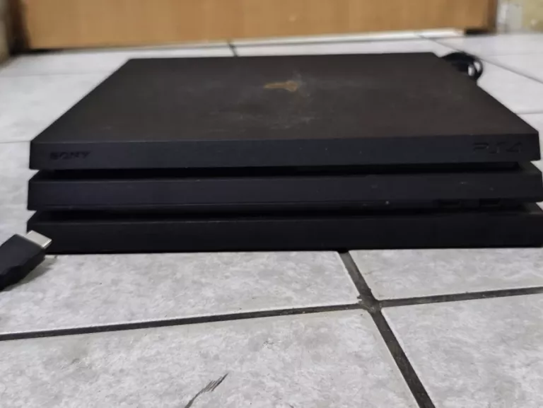 KONSOLA PS4 PRO 1 TB -2 PADY + GRA