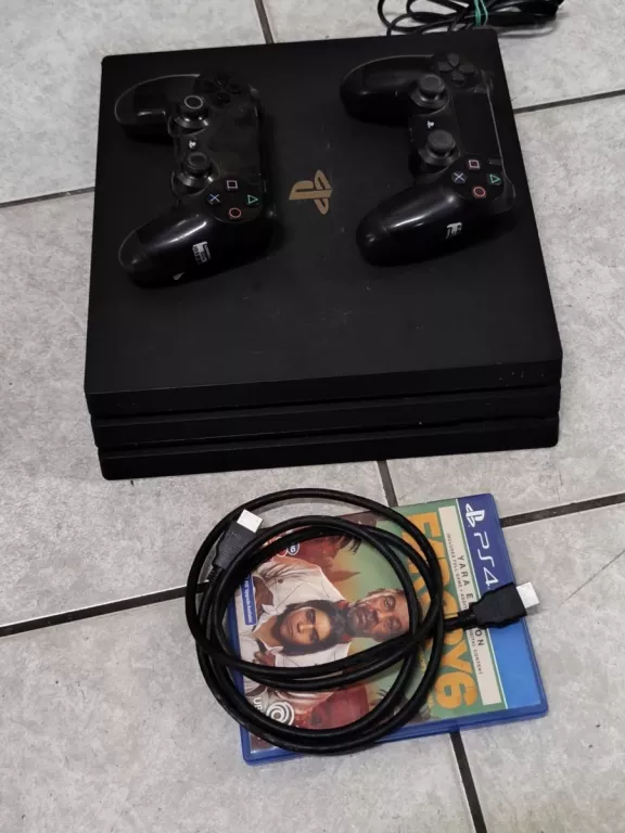 KONSOLA PS4 PRO 1 TB -2 PADY + GRA