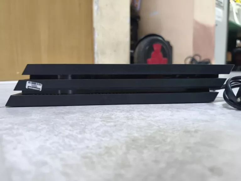 KONSOLA PS4 PRO 1 TB -2 PADY + GRA