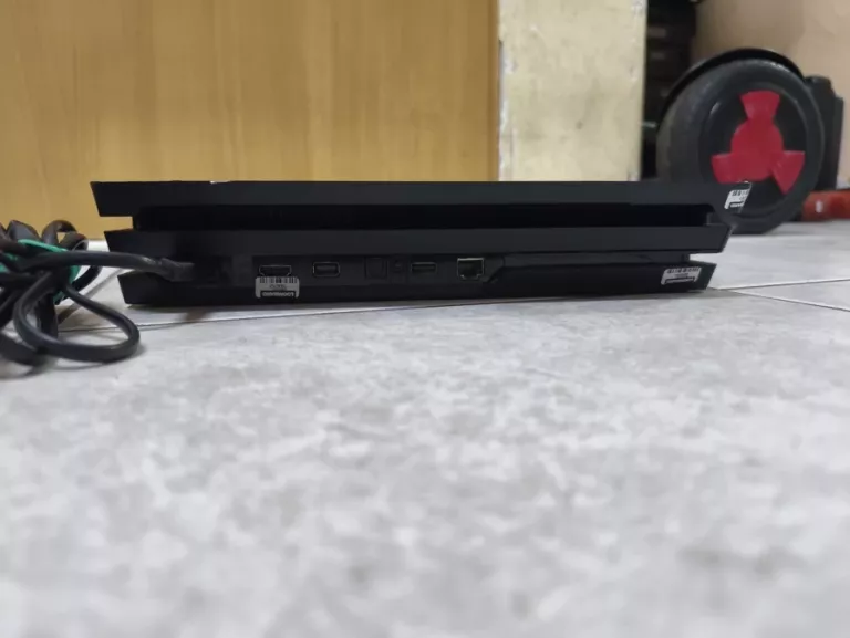 KONSOLA PS4 PRO 1 TB -2 PADY + GRA