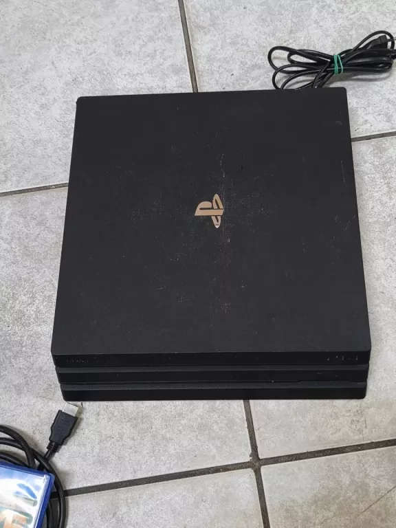 KONSOLA PS4 PRO 1 TB -2 PADY + GRA