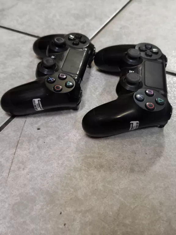 KONSOLA PS4 PRO 1 TB -2 PADY + GRA