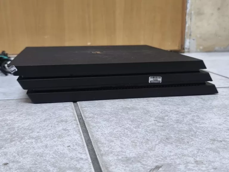 KONSOLA PS4 PRO 1 TB -2 PADY + GRA