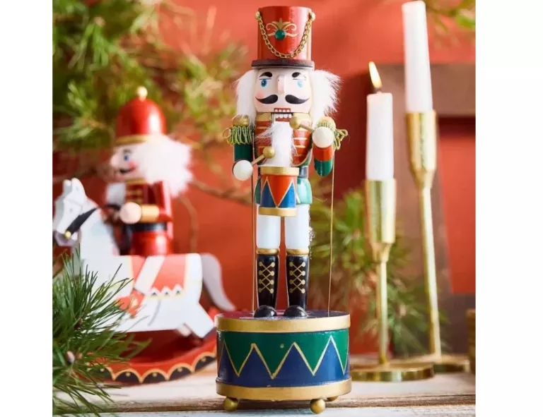 FIGURKA NUTCRACKER DZIADEK DO ORZECHÓW NA BĘBENKU Z POZYTYWKĄ 30 CM