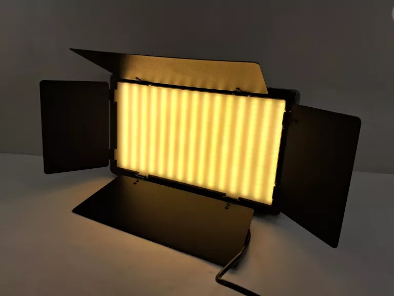 LAMPA PANELOWA STUDYJNA PRO LED 600 REGULACJA KOLORU BARWY