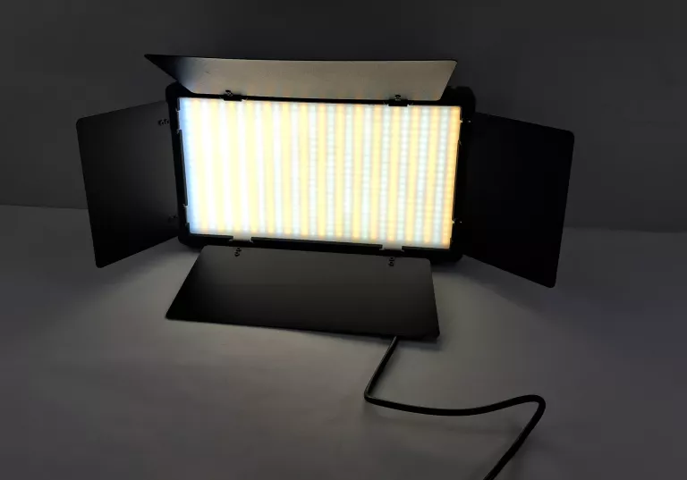 LAMPA PANELOWA STUDYJNA PRO LED 600 REGULACJA KOLORU BARWY