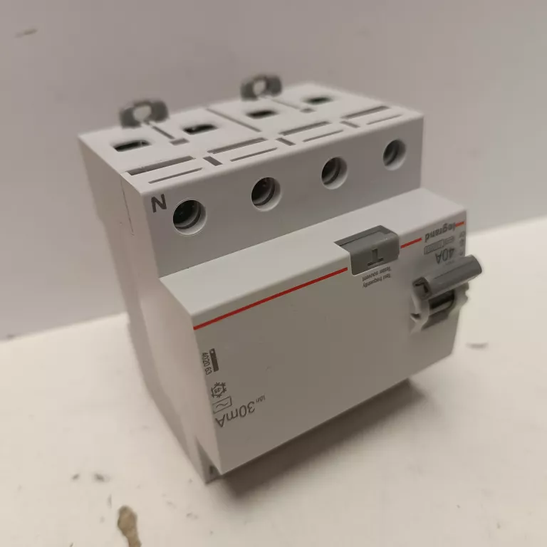 LEGRAND WYŁĄCZNIK RÓŻNICOWOPRĄDOWY 4P 40A TYP AC P304 RX3 402063