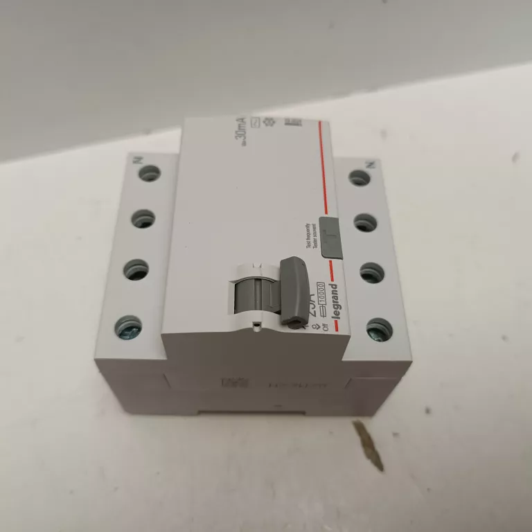LEGRAND WYŁĄCZNIK RÓŻNICOWOPRĄDOWY 4P 25A TYP AC P304 RX3 402062