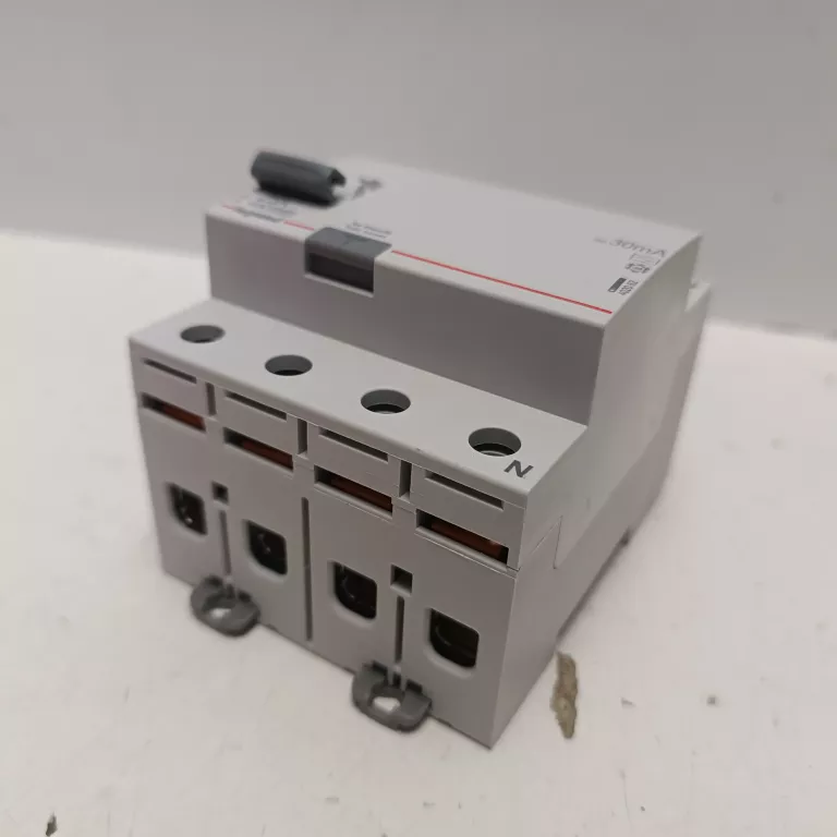 LEGRAND WYŁĄCZNIK RÓŻNICOWOPRĄDOWY 4P 25A TYP AC P304 RX3 402062