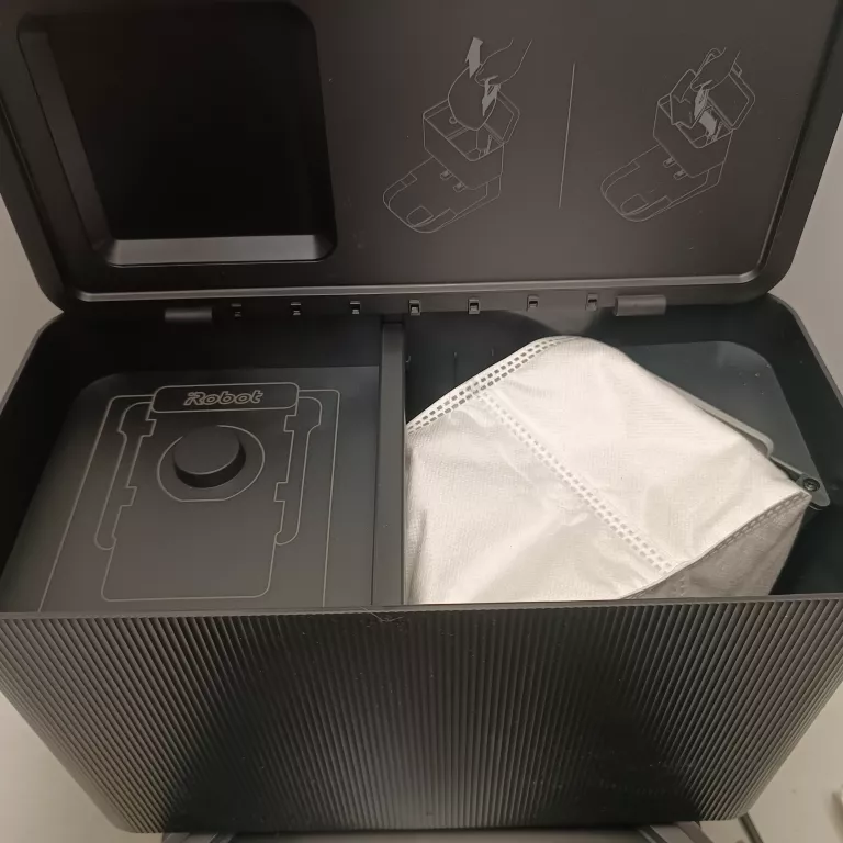 ROBOT SPRZĄTAJĄCY IROBOT ROOMBA J7 CZARNY