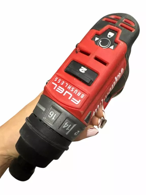 MILWAUKEE M12 FUEL – ŚRUBY DRŻĄ, GDY TYLKO JĄ ZOBACZĄ!