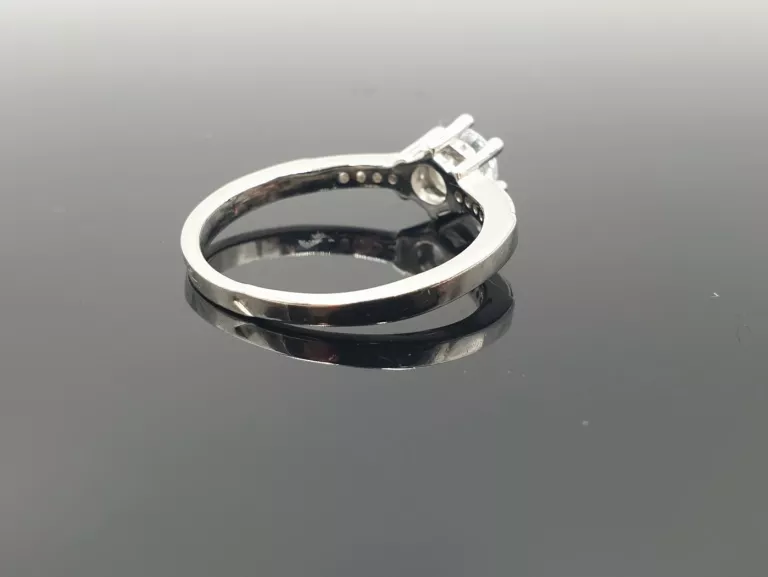 SREBRNY PIERSCIONEK CYRKONIA R:17 2,5 G [925]