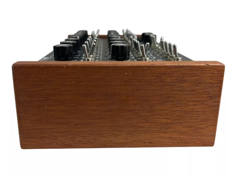 analogowy-sekwencer-krokowy-doepfer-dark-time-sequencer-w-box-model-dark-time-red