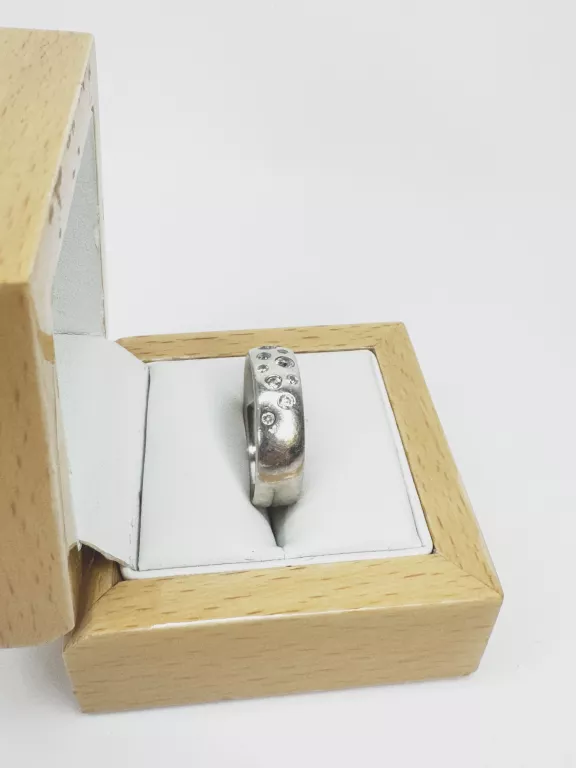 SREBRNA OBRĄCZKA Z CYRKONIAMI PR 925 W 8,41 GR