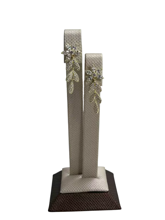 MODNE KOLCZYKI ZE STALI POZŁACANEJ – SUBTELNE KWIATY Z CYRKONIAMI