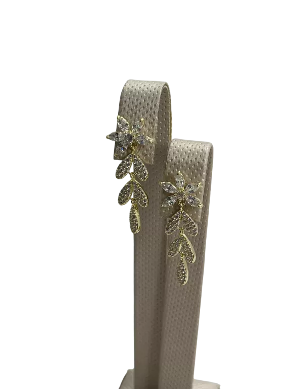 MODNE KOLCZYKI ZE STALI POZŁACANEJ – SUBTELNE KWIATY Z CYRKONIAMI