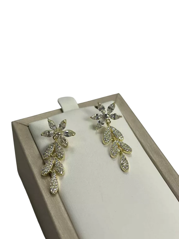 MODNE KOLCZYKI ZE STALI POZŁACANEJ – SUBTELNE KWIATY Z CYRKONIAMI