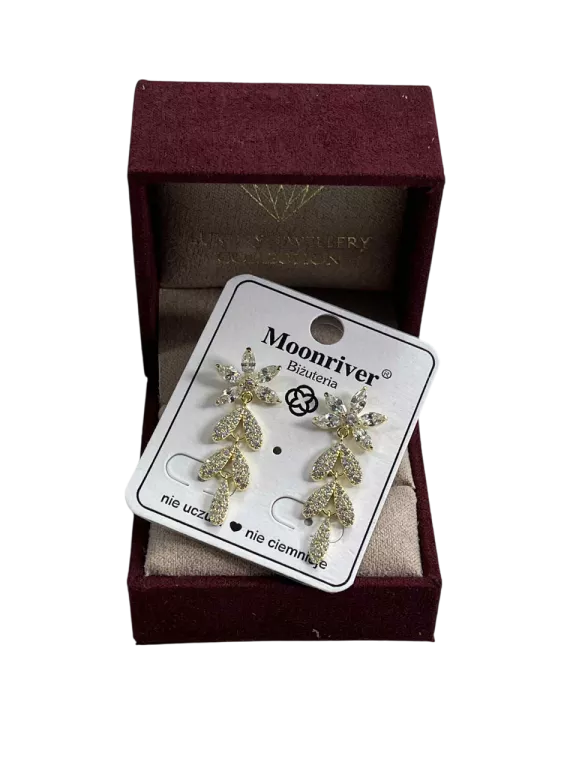 MODNE KOLCZYKI ZE STALI POZŁACANEJ – SUBTELNE KWIATY Z CYRKONIAMI