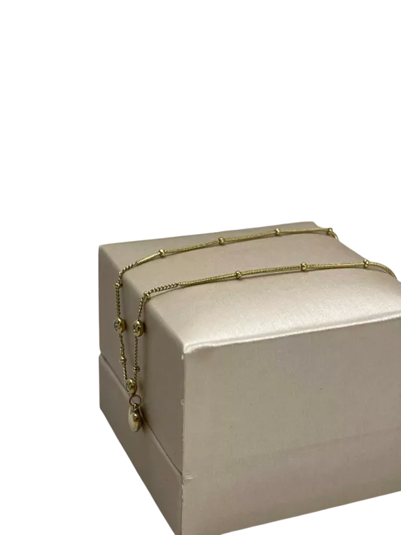 BRANSOLETKA ZE STALI CHIRURGICZNEJ POZŁACANA NA NOGĘ Z SERUSZKIEM