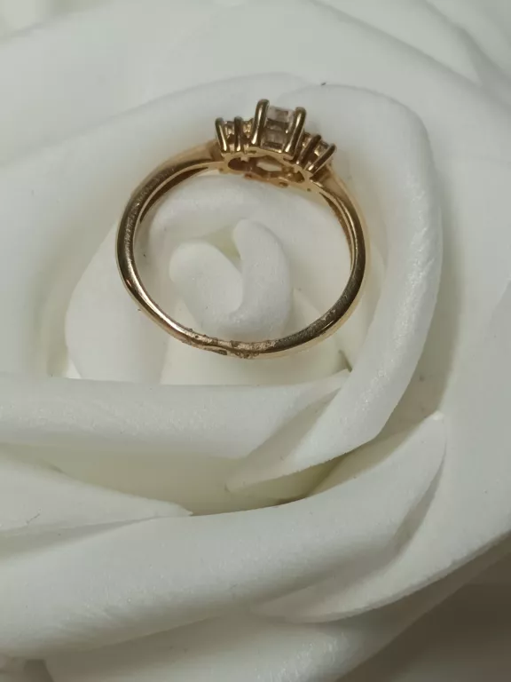 ZŁOTY PIERCIONEK PROSOKĄTNA CYRKONIA + MNIEJSZE 585/2,05G J