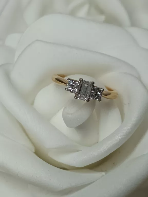 ZŁOTY PIERCIONEK PROSOKĄTNA CYRKONIA + MNIEJSZE 585/2,05G J