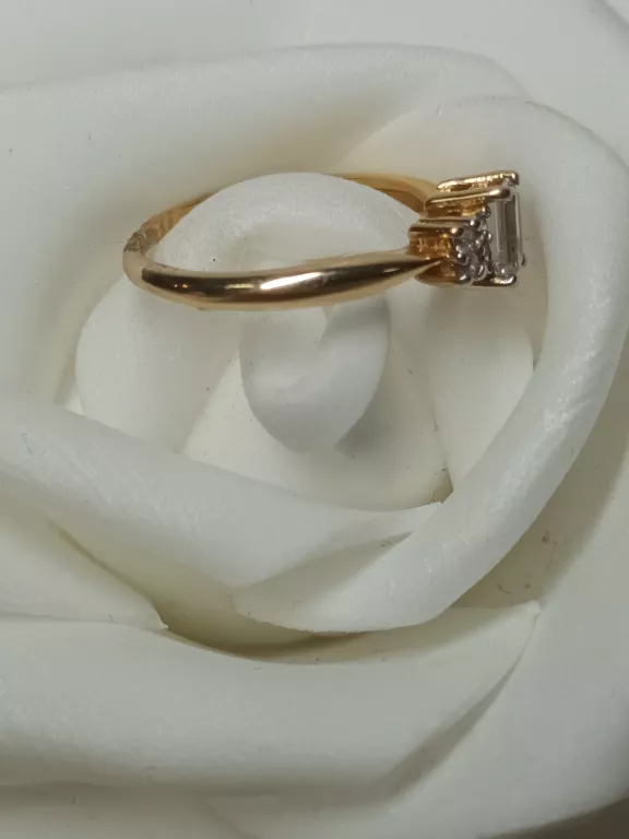 ZŁOTY PIERCIONEK PROSOKĄTNA CYRKONIA + MNIEJSZE 585/2,05G J