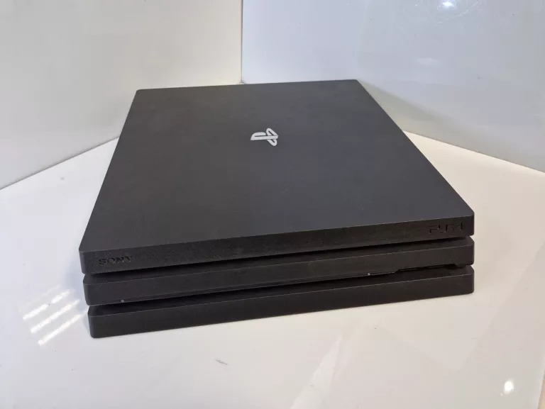 KONSOLA SONY PS4 PRO 1TB CUH-7216B + 3 PADY