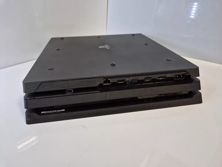 KONSOLA SONY PS4 PRO 1TB CUH-7216B + 3 PADY
