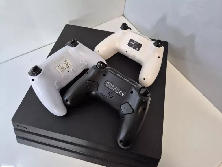 KONSOLA SONY PS4 PRO 1TB CUH-7216B + 3 PADY