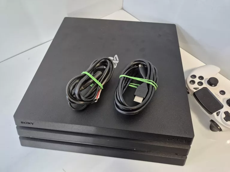 KONSOLA SONY PS4 PRO 1TB CUH-7216B + 3 PADY
