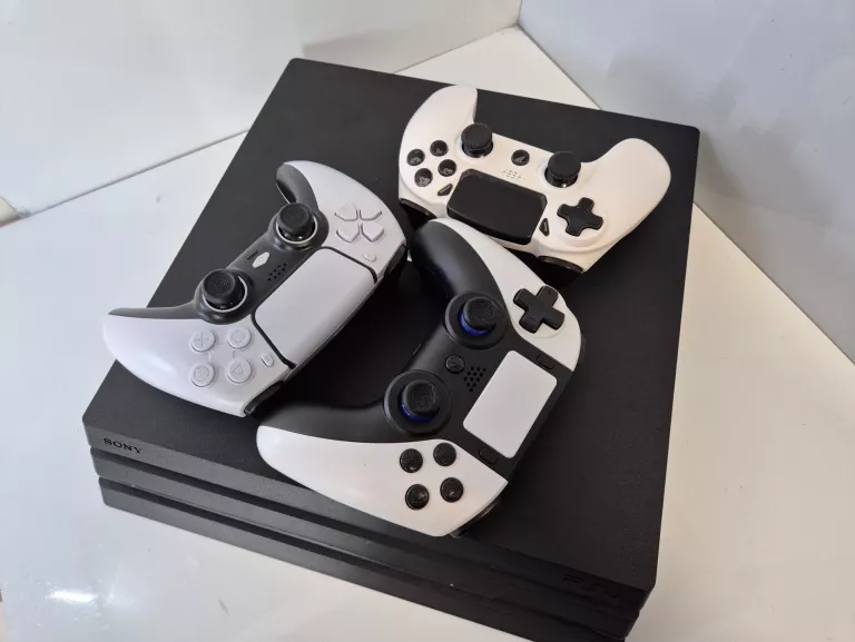 KONSOLA SONY PS4 PRO 1TB CUH-7216B + 3 PADY