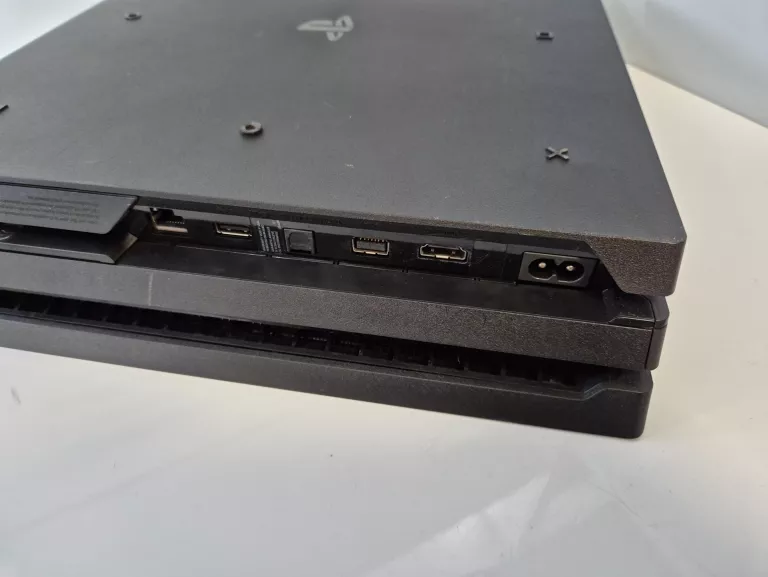 KONSOLA SONY PS4 PRO 1TB CUH-7216B + 3 PADY