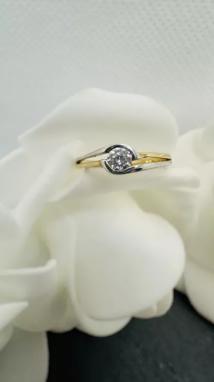 PIERŚCIONEK DAMSKI Z BIAŁYM ZŁOTEM – SUBTELNY BLASK NA KAŻDY DZIEŃ