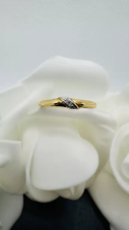 ZŁOTY PIERŚCIONEK 333 Z CYRKONIAMI – MODNA BIŻUTERIA W ATRAKCYJNEJ CENIE