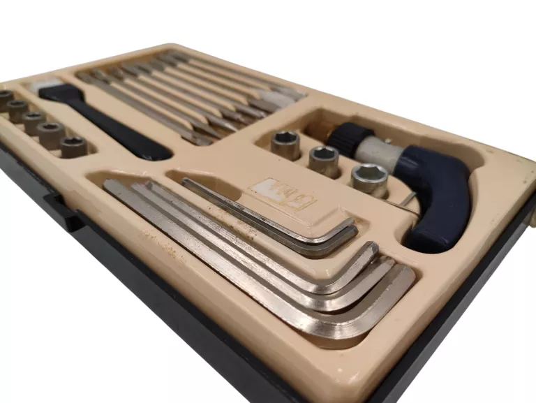 ZESTAW NARZĘDZI WKRĘTAK Z GRZECHOTKĄ PRL